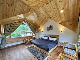 Crimson inn by Senderos De Pine