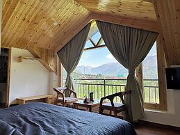 Crimson inn by Senderos De Pine