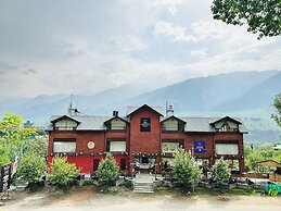 Crimson inn by Senderos De Pine