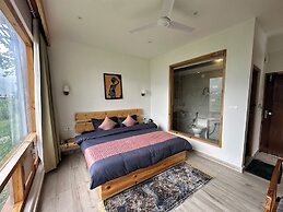 Crimson inn by Senderos De Pine