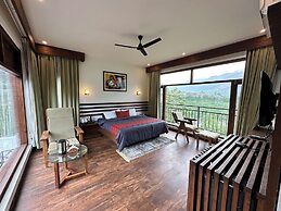 Crimson inn by Senderos De Pine