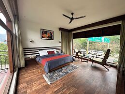 Crimson inn by Senderos De Pine