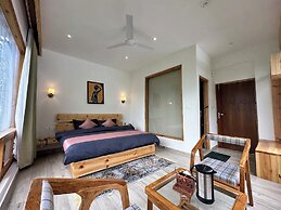 Crimson inn by Senderos De Pine