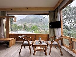 Crimson inn by Senderos De Pine