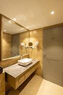 Grandeeza Hotel by Galison