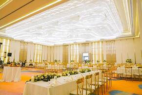 Grandeeza Hotel by Galison