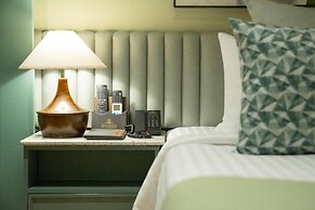 Grandeeza Hotel by Galison