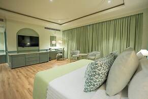 Grandeeza Hotel by Galison