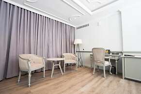 Grandeeza Hotel by Galison