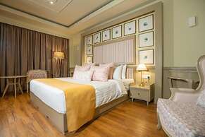 Grandeeza Hotel by Galison