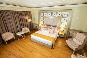 Grandeeza Hotel by Galison