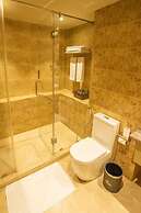 Grandeeza Hotel by Galison