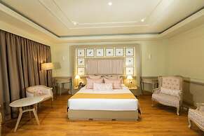 Grandeeza Hotel by Galison