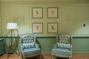 Grandeeza Hotel by Galison