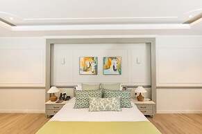 Grandeeza Hotel by Galison