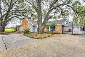 12 Mi to Dtwn Houston: Peaceful Home w/ Yard!