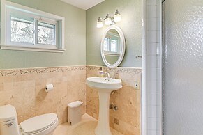 12 Mi to Dtwn Houston: Peaceful Home w/ Yard!