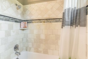 12 Mi to Dtwn Houston: Peaceful Home w/ Yard!