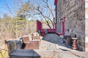 Pet Friendly: Historic East Stroudsburg Manor