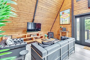 Hot Tub & Fire Pits: Albrightsville A-frame Cabin