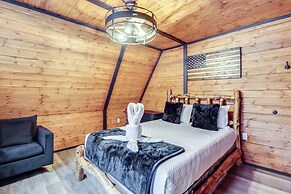 Hot Tub & Fire Pits: Albrightsville A-frame Cabin