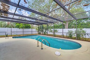 Pool, Lanai & Fire Pit: Home in Spring Hill!