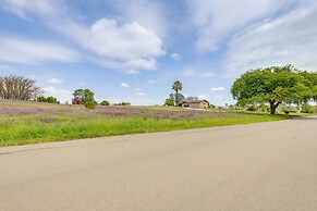 Near Eats & Wineries: Paso Robles Home w/ Patio!