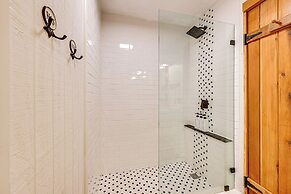 Barn Hangout + Grill Station: Sebring Family Cabin