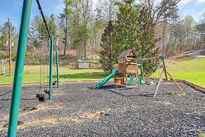 Steps to Hiwassee Lake: Family Cabin w/ Views!