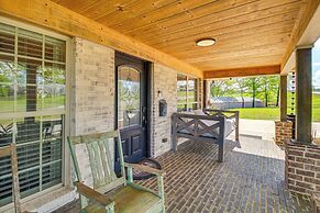 Deck & Yard: 'margy's Farmhouse' in Jasper