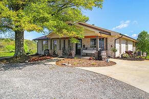 Deck & Yard: 'margy's Farmhouse' in Jasper