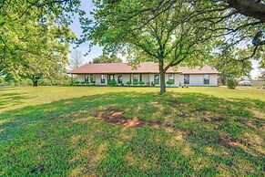 8 Mi to Lewisville Lake: Peaceful Countryside Home