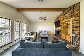 8 Mi to Lewisville Lake: Peaceful Countryside Home