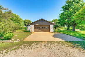 8 Mi to Lewisville Lake: Peaceful Countryside Home