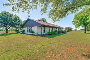 8 Mi to Lewisville Lake: Peaceful Countryside Home