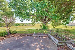 8 Mi to Lewisville Lake: Peaceful Countryside Home