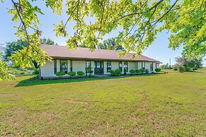 8 Mi to Lewisville Lake: Peaceful Countryside Home