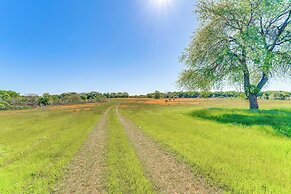 8 Mi to Lewisville Lake: Peaceful Countryside Home