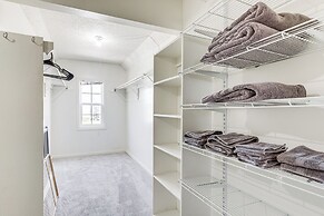 14 Mi to Kansas City: Group Getaway in Liberty!