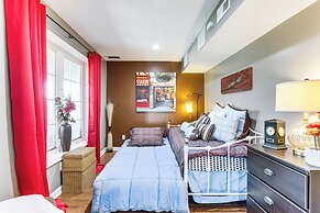 14 Mi to Kansas City: Group Getaway in Liberty!