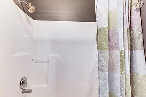 14 Mi to Kansas City: Group Getaway in Liberty!