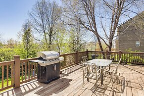 14 Mi to Kansas City: Group Getaway in Liberty!