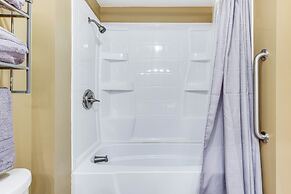 14 Mi to Kansas City: Group Getaway in Liberty!