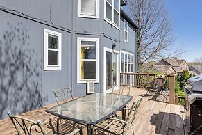 14 Mi to Kansas City: Group Getaway in Liberty!