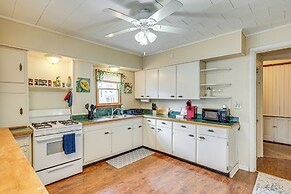 Walk to Medina Public Square: 1880 Historic Home