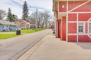 Walk to Medina Public Square: 1880 Historic Home