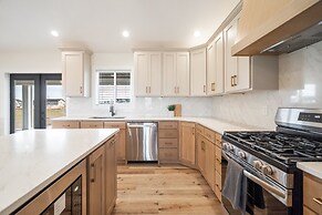 Hidden Treasure Retreat W/hot Tub & River Access 6 Bedroom Home