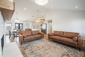 Hidden Treasure Retreat W/hot Tub & River Access 6 Bedroom Home