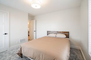 Hidden Treasure Retreat W/hot Tub & River Access 6 Bedroom Home