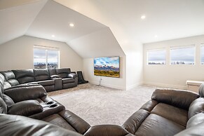 Hidden Treasure Retreat W/hot Tub & River Access 6 Bedroom Home